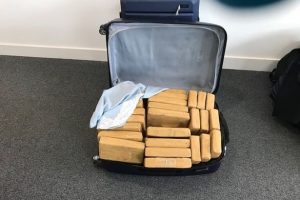 القبض على مواطنين بريطانيين بتهمة تهريب كمية هائلة من مخدر الكوكايين إلى المملكة المتحدة 