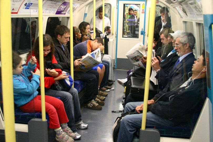 دراسة: 10 خطوط من مترو أنفاق لندن تضر بالسمع 