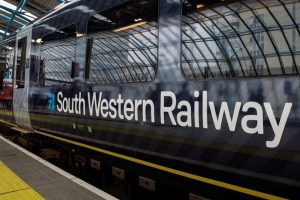 ما التعويضات التي ستدفعها شركات السكك الحديدية في لندن للركاب عن التأخير؟ 
