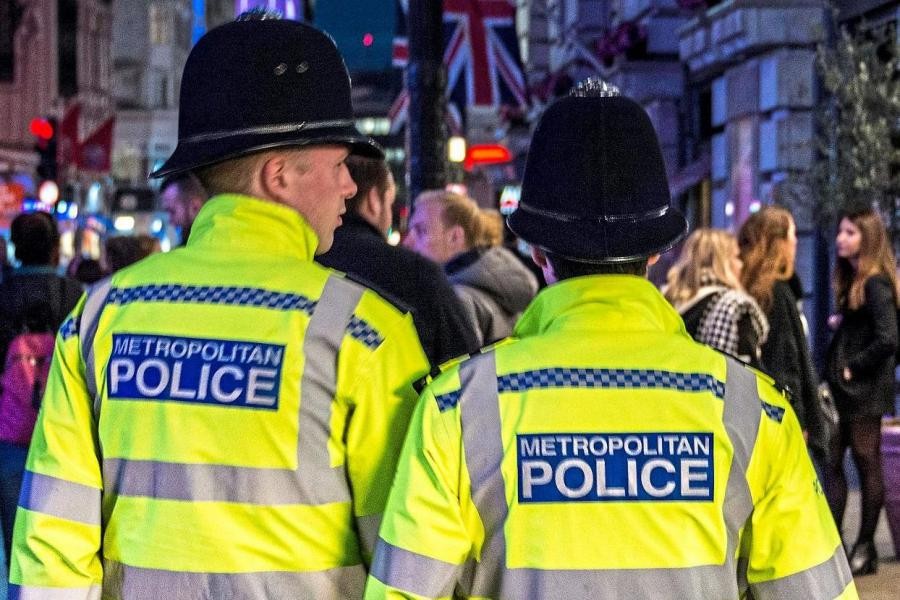 ما هي أجور ضباط الشرطة البريطانية لساعات العمل الإضافية ؟ 