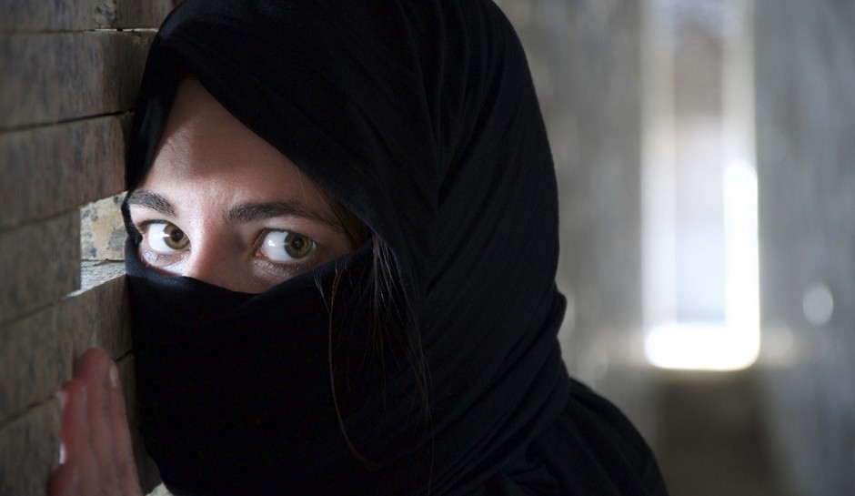 القبض على امرأة بريطانية قادمة من سوريا في مطار هيثرو للإشتباه في إنها إرهابية 