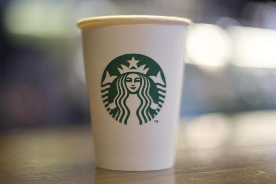 ستاربكس Starbucks تفرض ضريبة على استخدام أكواب القهوة الورقية في لندن !! 