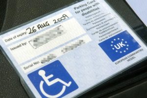 ذوي الاحتياجات الخاصة يضطرون لدفع رسوم وقوف السيارات في بريطانيا بحسب القوانين الجديدة 