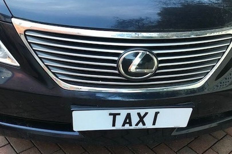 لوحة سيارة مكتوب عليها كلمة تاكسي TAXI تعرض للبيع بسعر 100.000£ 