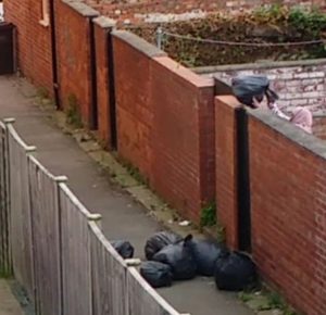 تغريم امرأة 500 جنيه استرليني بعد تصويرها وهي تلقي القمامة في شارع وراء منزلها 