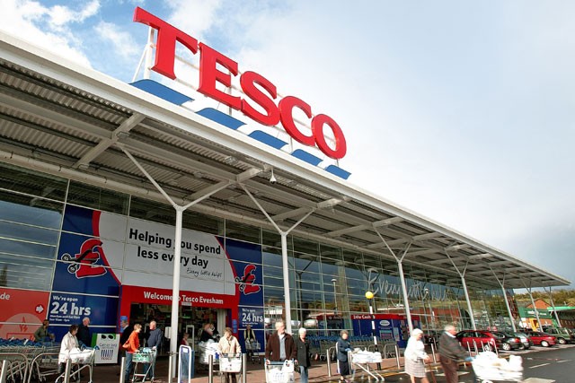 لأول مرة منذ 10 سنوات.. متاجر Tesco في بريطانيا ترفع أسعار منتجاتها 