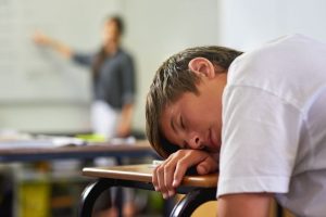 دراسة: واحداً من كل ثلاثة أطفال في المدارس الإبتدائية البريطانية لا يذهبون إلى النوم حتى منتصف الليل 