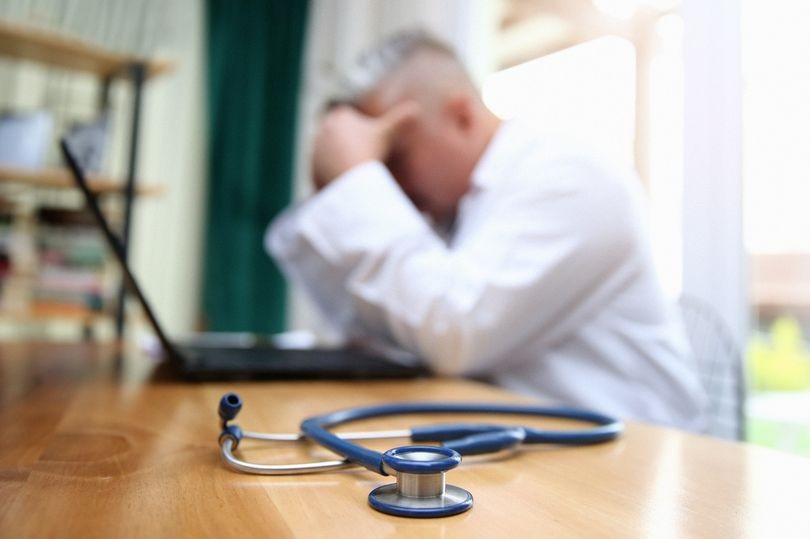 لماذا يترك الأطباء العمل في خدمة الصحة الوطنية في بريطانيا؟ 