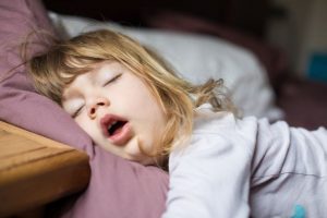 دراسة: واحداً من كل ثلاثة أطفال في المدارس الإبتدائية البريطانية لا يذهبون إلى النوم حتى منتصف الليل 