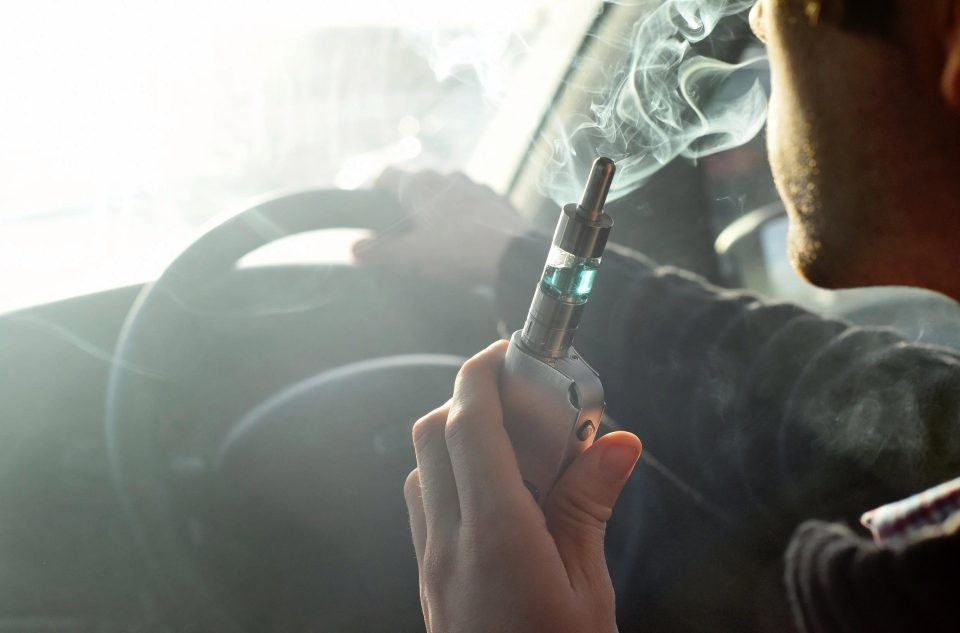 عقوبات صارمة للسائقين الذين يدخنون السجائر الإلكترونية أثناء القيادة 