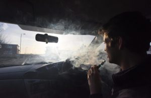 عقوبات صارمة للسائقين الذين يدخنون السجائر الإلكترونية أثناء القيادة 