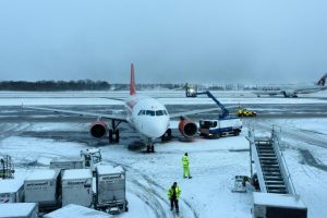 الثلوج تتسبب في إلغاء عشرات الرحلات الجوية في مطارات المملكة المتحدة 