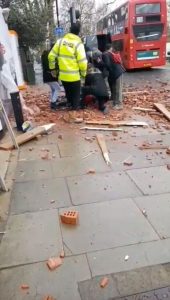وفاة امرأة شابة بعد سقوط طوب ثقيل على رأسها من موقع بناء في شرق لندن 