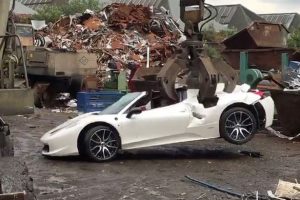 بالصور.. الشرطة تحطم سيارة فيراري بقيمة 200 ألف جنيه استرليني بعد مصادرتها من رجل أعمال مليونير 