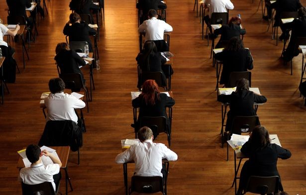 الآلاف من طلاب المدارس البريطانية يستخدمون أجهزة تكنولوجية عالية التقنية للغش في الامتحانات 