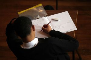 الآلاف من طلاب المدارس البريطانية يستخدمون أجهزة تكنولوجية عالية التقنية للغش في الامتحانات 
