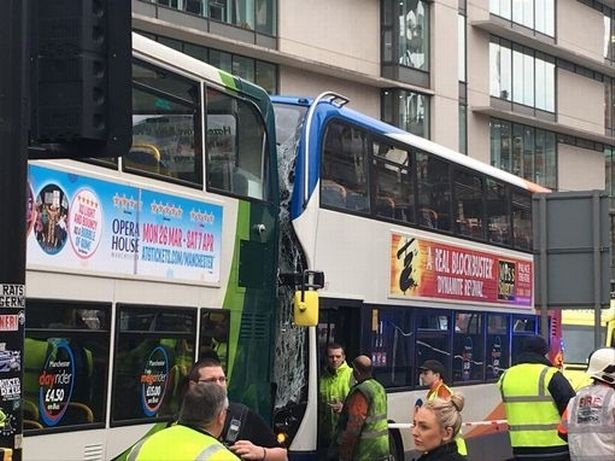 بالصور إصابة 14 شخصاً في حادث تصادم باصين وسط مانشستر Manchester 