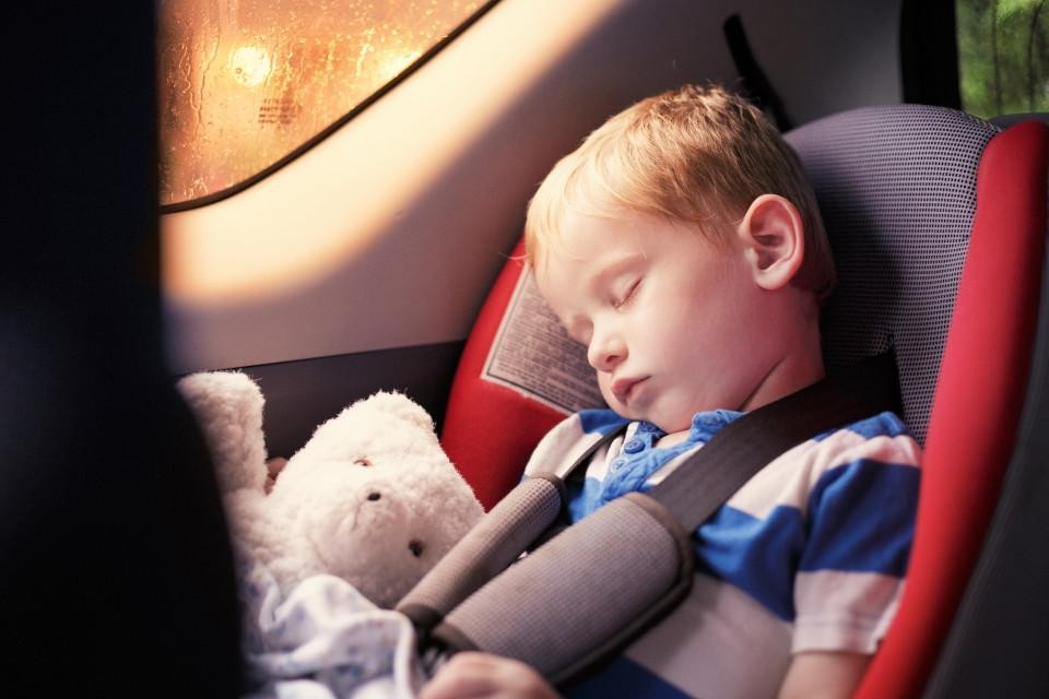 ما تريد معرفته لحماية طفلك من المخاطر أثناء القيادة 