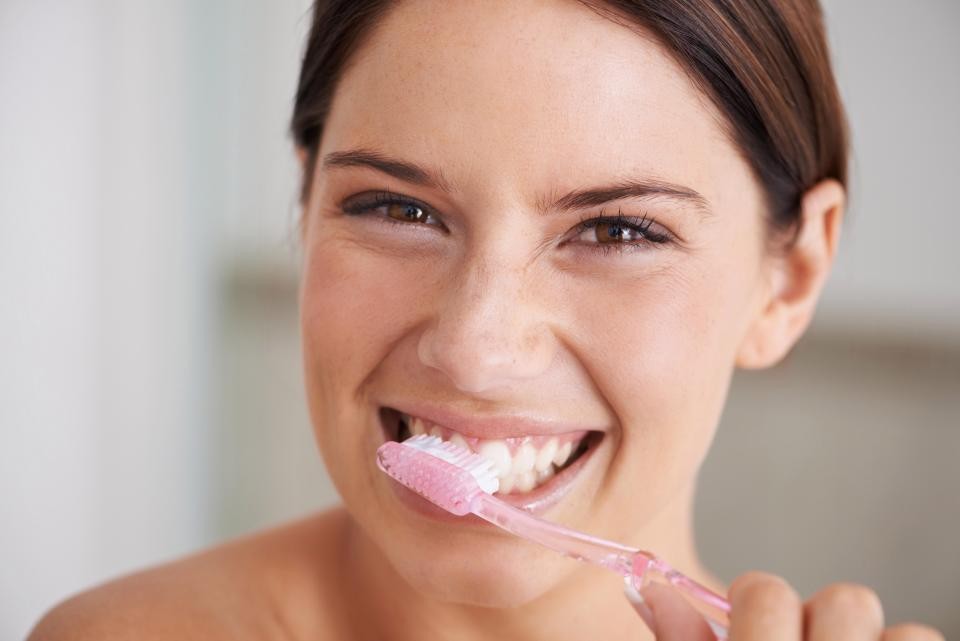 تعرف على الطرق الصحيحة لتنظيف أسنانك!! 