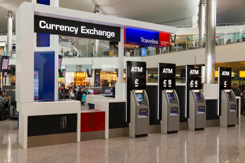 مطار جاتويك وهيثرو يكسبان 75 مليون جنيه استرليني سنوياً من إيجارات صرافات العملات 