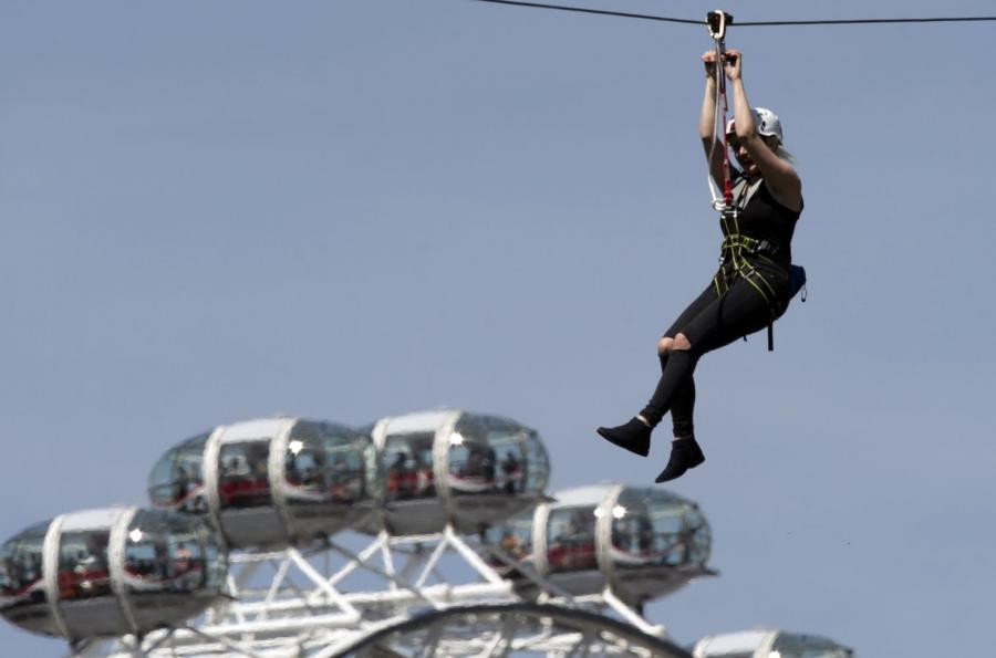 أسرع مسار انزلاقي zipline في العالم يعود إلى لندن 