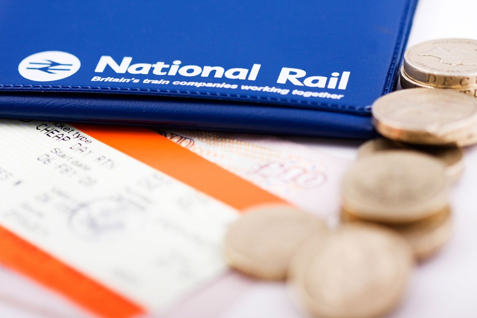 ما هو تقسيم التذاكر؟ وكيف توفر لك تلك الطريقة الكثير من الأموال على أسعار السكك الحديدية في المملكة المتحدة؟ 