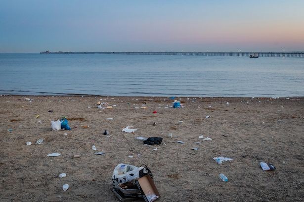 أكوام القمامة تغطي شواطئ بريطانيا ومتنزهاتها وريفها بعد عطلة نهاية الأسبوع 