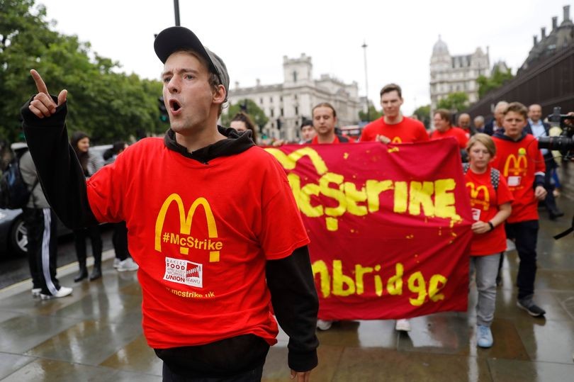 عمال ماكدونالدز يضربون عن العمل للمطالبة بأجر 10 جنيهات استرليني في الساعة 