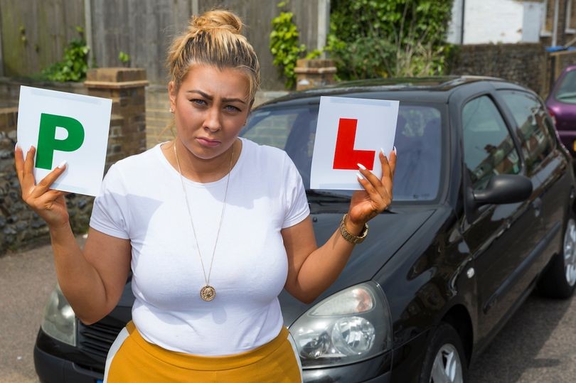 امرأة شابة تجتاز اختبار القيادة في المملكة المتحدة لكن يتم إلغاء ترخيصها في اليوم التالي .. والسبب؟! 