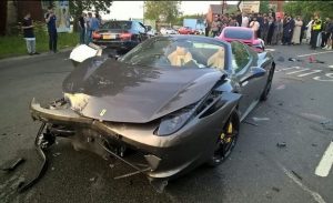 بالصور: تحطم سيارتي فيراري وبورش في حادث تصادم جنوب يوركشاير 