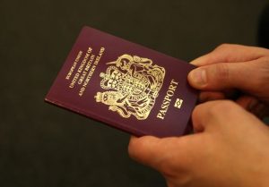 امرأة تستخدم جواز السفر الخاص بزوجها للسفر من مانشستر إلى الهند من غير أن يلاحظ أحد!! 