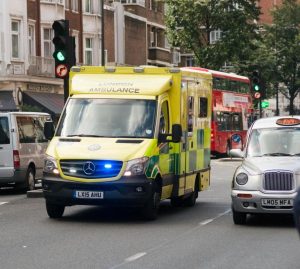 كيف يمكن إفساح الطريق لسيارة إسعاف أن يعرضك لغرامة قدرها 1000 جنيه استرليني؟ 