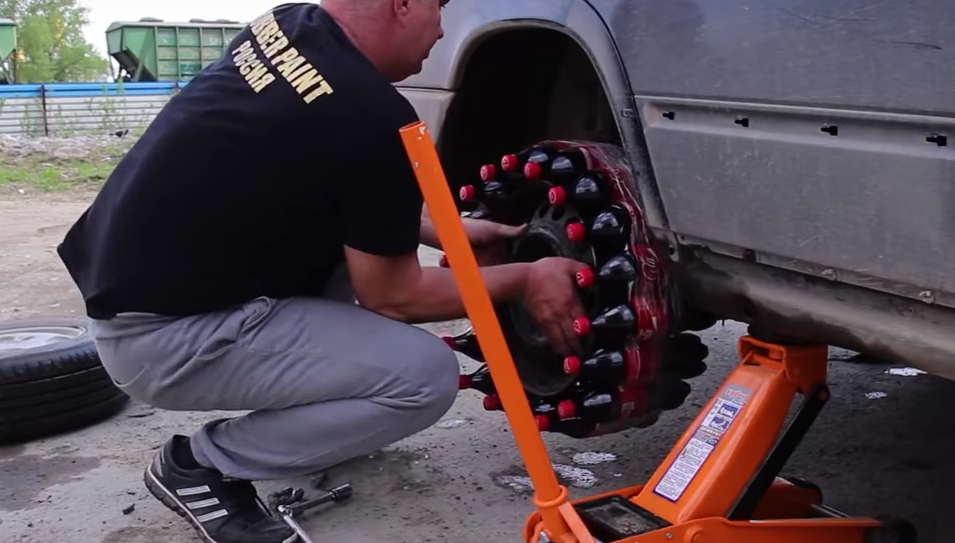 بالفيديو: سائق يستبدل إطار عجلة سيارته ب 18 زجاجة كوكا كولا وتسير بالفعل!! 
