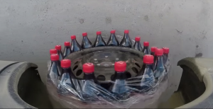 بالفيديو: سائق يستبدل إطار عجلة سيارته ب 18 زجاجة كوكا كولا وتسير بالفعل!! 