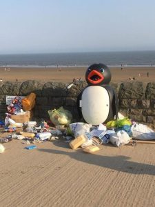 أكوام القمامة تغطي شواطئ بريطانيا ومتنزهاتها وريفها بعد عطلة نهاية الأسبوع 
