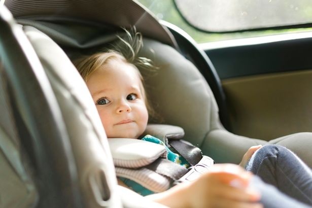 دراسة: اثنين من كل ثلاثة أطفال معرضين للخطر في مقعد السيارة بسبب أخطاء يفعلها الآباء 