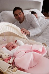 دراسة: يفقد الآباء والأمهات الجدد 50 ليلة كاملة من النوم خلال السنة الأولى للطفل 