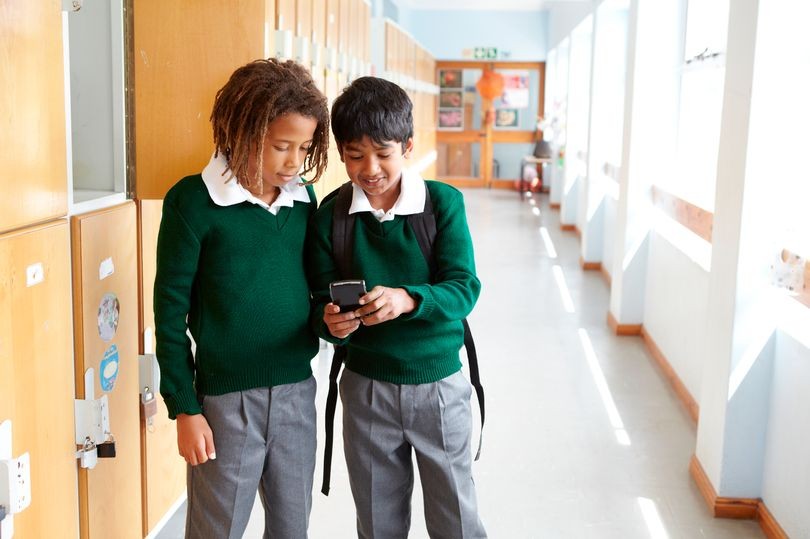 هل ستتبع المملكة المتحدة قرار فرنسا بحظر الهواتف المحمولة في المدارس؟ 