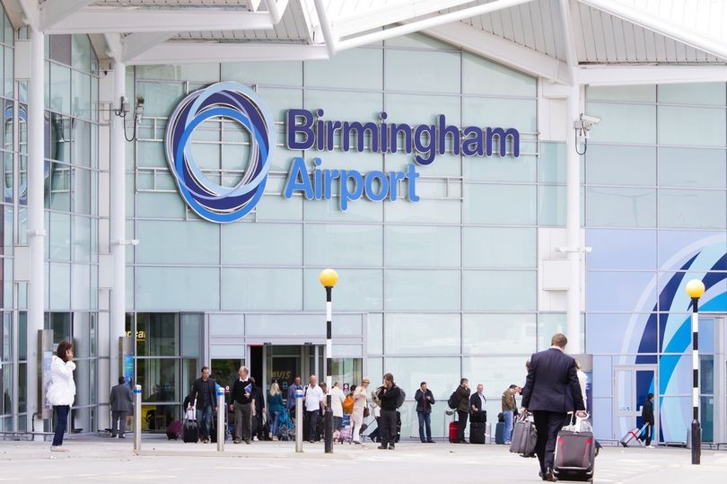 العديد من المطارات في المملكة المتحدة تفرض 50 جنيه استرليني رسوم على السائقين مقابل الوقوف فقط لإنزال المسافرين 