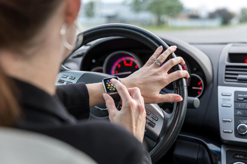 احذر استخدام الساعة الذكية أثناء القيادة حيث يعرضك لغرامة ضخمة ونقاط جزاء!! 