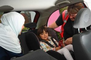 دراسة: اثنين من كل ثلاثة أطفال معرضين للخطر في مقعد السيارة بسبب أخطاء يفعلها الآباء 