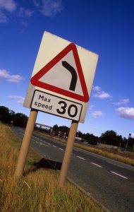 تعرف على الحد الأقصى للسرعة على الطرق المزدوجة والسريعة في المملكة المتحدة .. وما تعنيه العلامات الموضوعة في الطرق؟ 