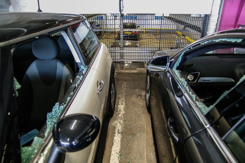 تحطيم سيارات فخمة في موقف مطار مانشستر وسرقة ما بداخلها 