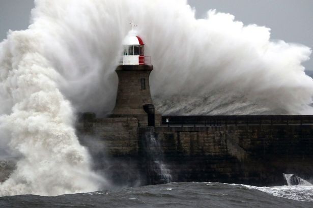 تحذيرات من إعصار خطير يجتاح بريطانيا برياح تبلغ سرعتها 80 ميل في الساعة 