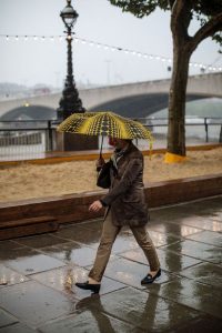 بريطانيا تستعد لاستقبال إعصار جديد في عطلة نهاية الأسبوع 