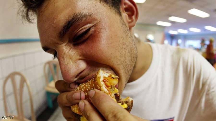 تحذير.. 12 خطأ خلال الأكل قد تدمر صحتك 
