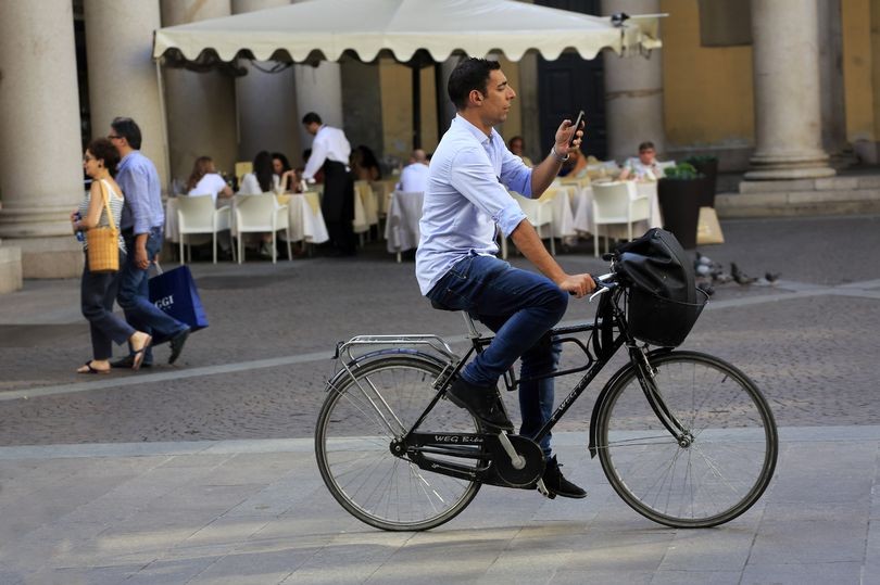 الشرطة توقف راكبي الدراجات الذين يستخدمون هواتفهم المحمولة أثناء السير على الطريق 
