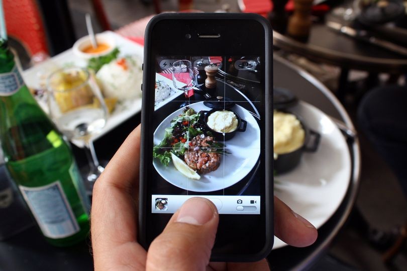 دراسة: ثلاثة أرباع البريطانيين يلتقطون صوراً لطعامهم قبل تناوله 