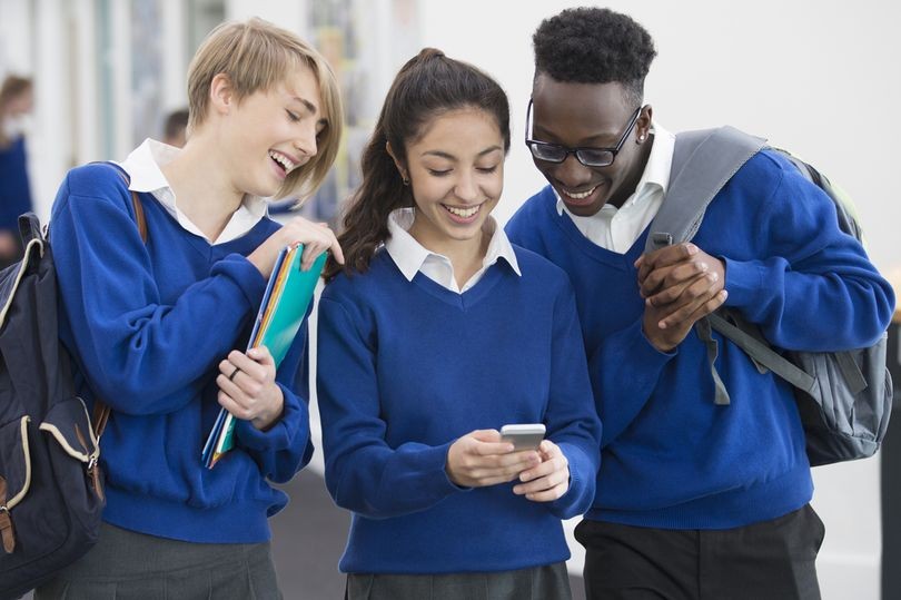 أولياء الأمور يطالبون بحظر التلاميذ من استخدام الهاتف المحمول في الفصول الدراسية 