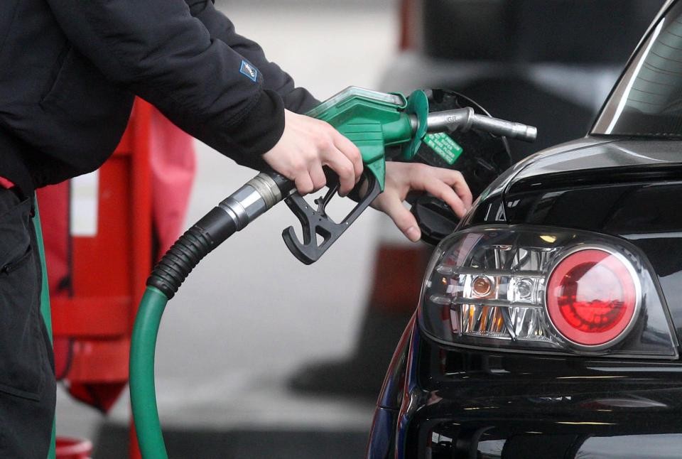 أسدا وسينسبري وتيسكو وموريسونز يخفضون أسعار الوقود 
